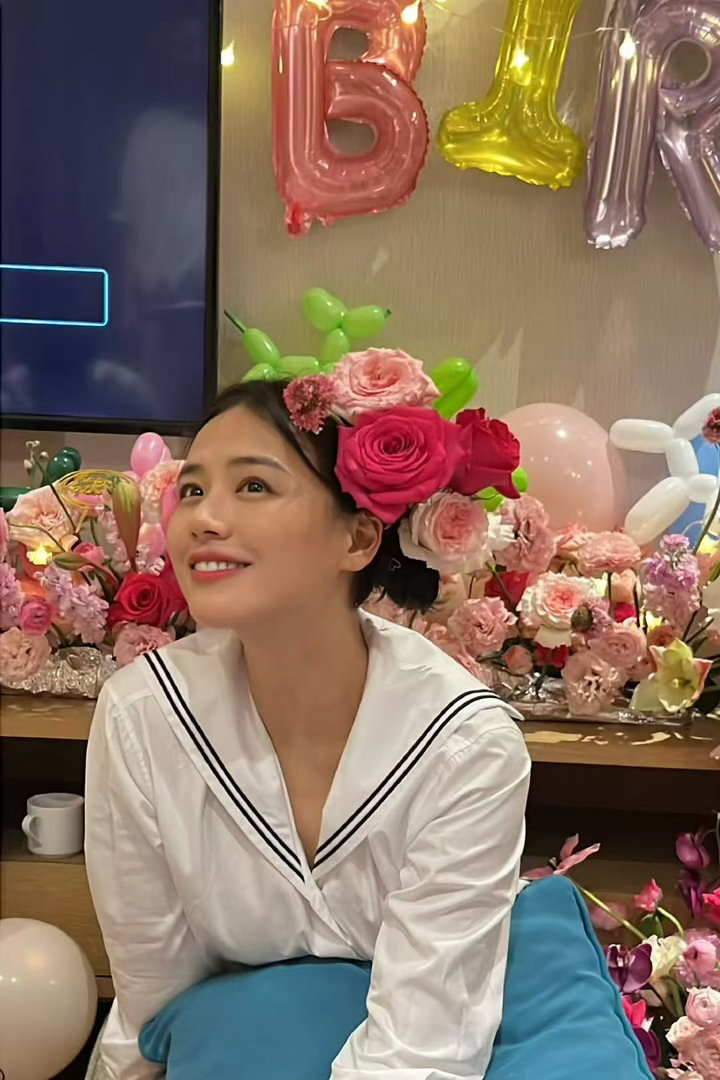 马思纯云南体验簪花 马思纯这个簪花造型美的太过耀眼了，把非遗之美戴在头上，人美景