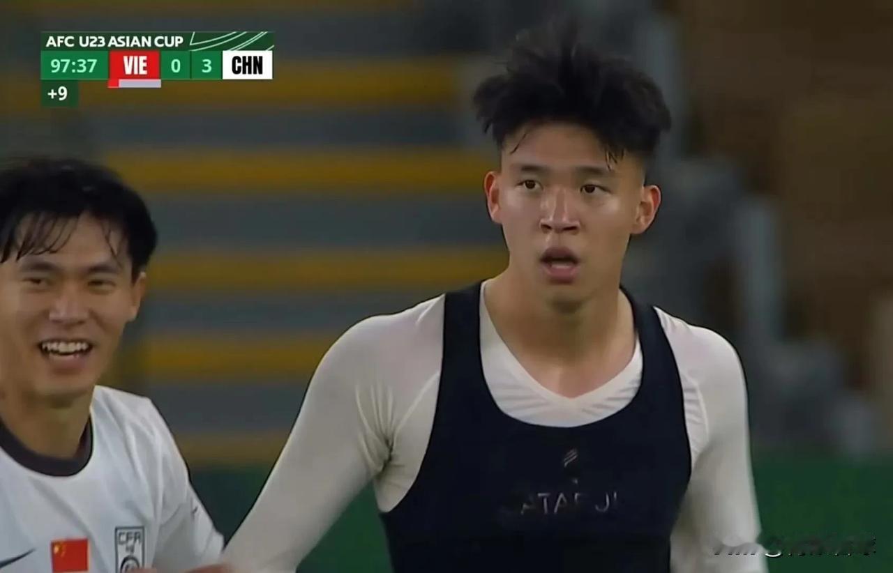 王钰栋的脱衣庆祝有些过了，国足内部应该进行批评教育。
1，这球不是绝杀，只是2比