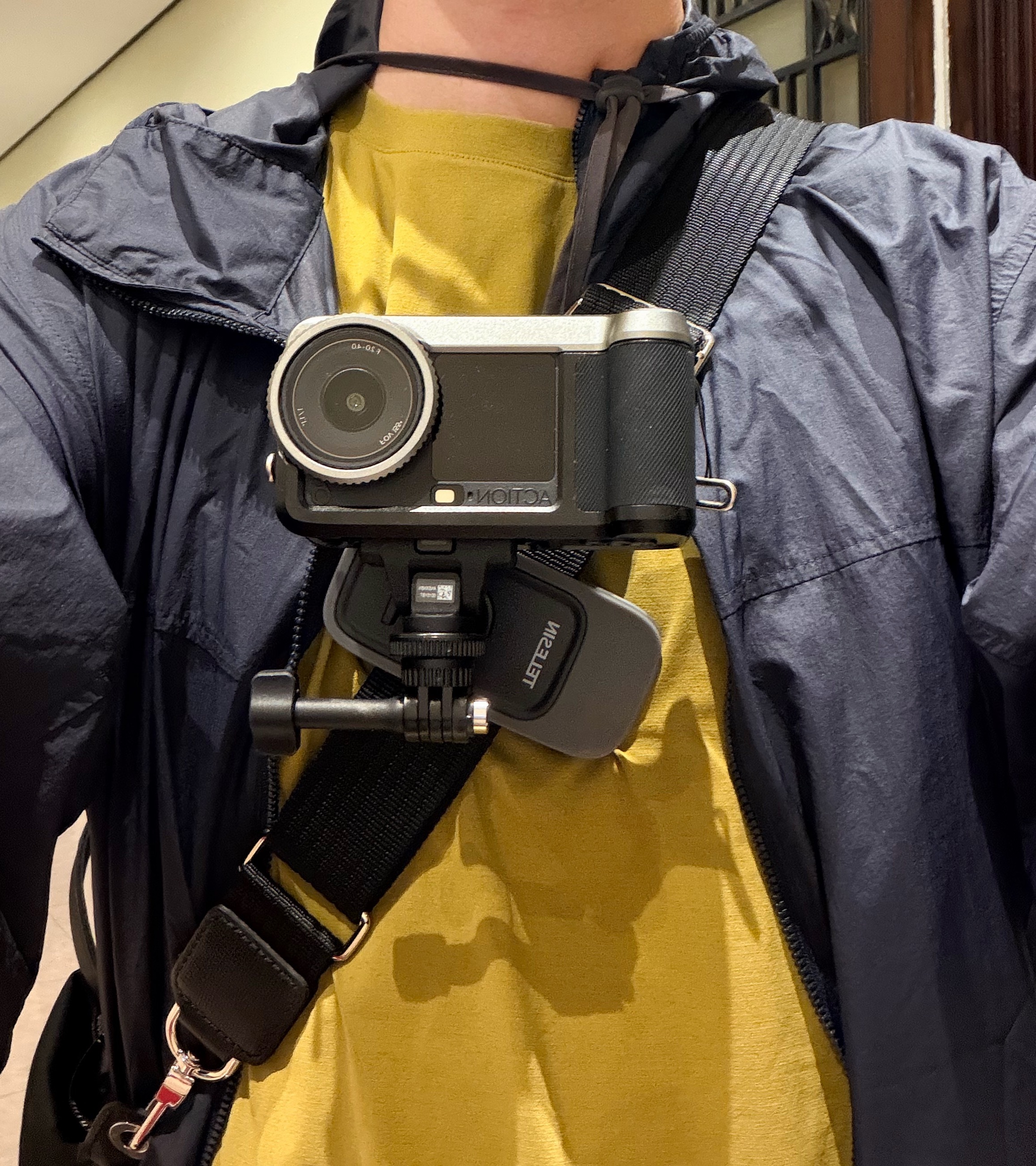出门了兄弟们挂一个执法记录仪防止在埃及被骗