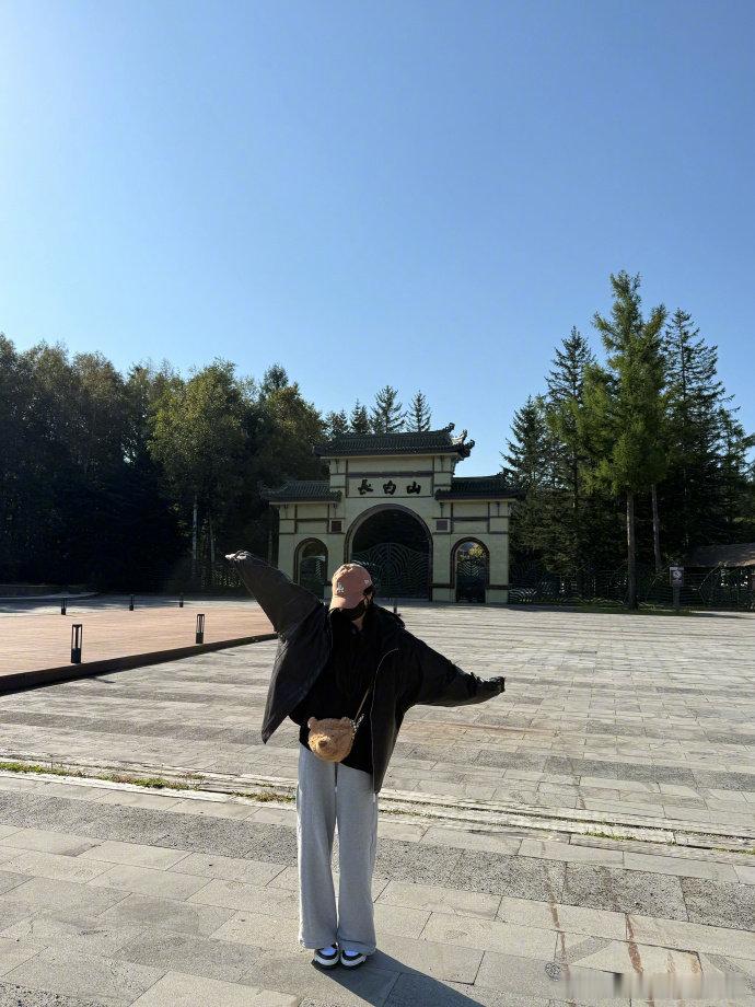 杨幂和巨型猫咪雕塑合照杨幂冬至旅行plog 杨幂和巨型猫咪雕塑合照，杨幂冬至旅行