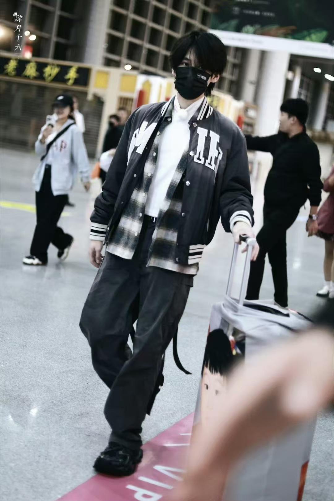 #张真源顺毛工装look##张真源黑白渐变衬衫棒球服# 张真源《奔跑吧》机场路透