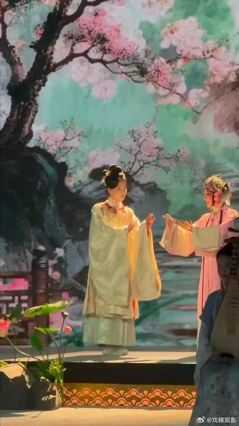 黄龄央视晚会路透带了3套造型     央视的舞台，黄龄的秀场！古装飘逸，未来战袍