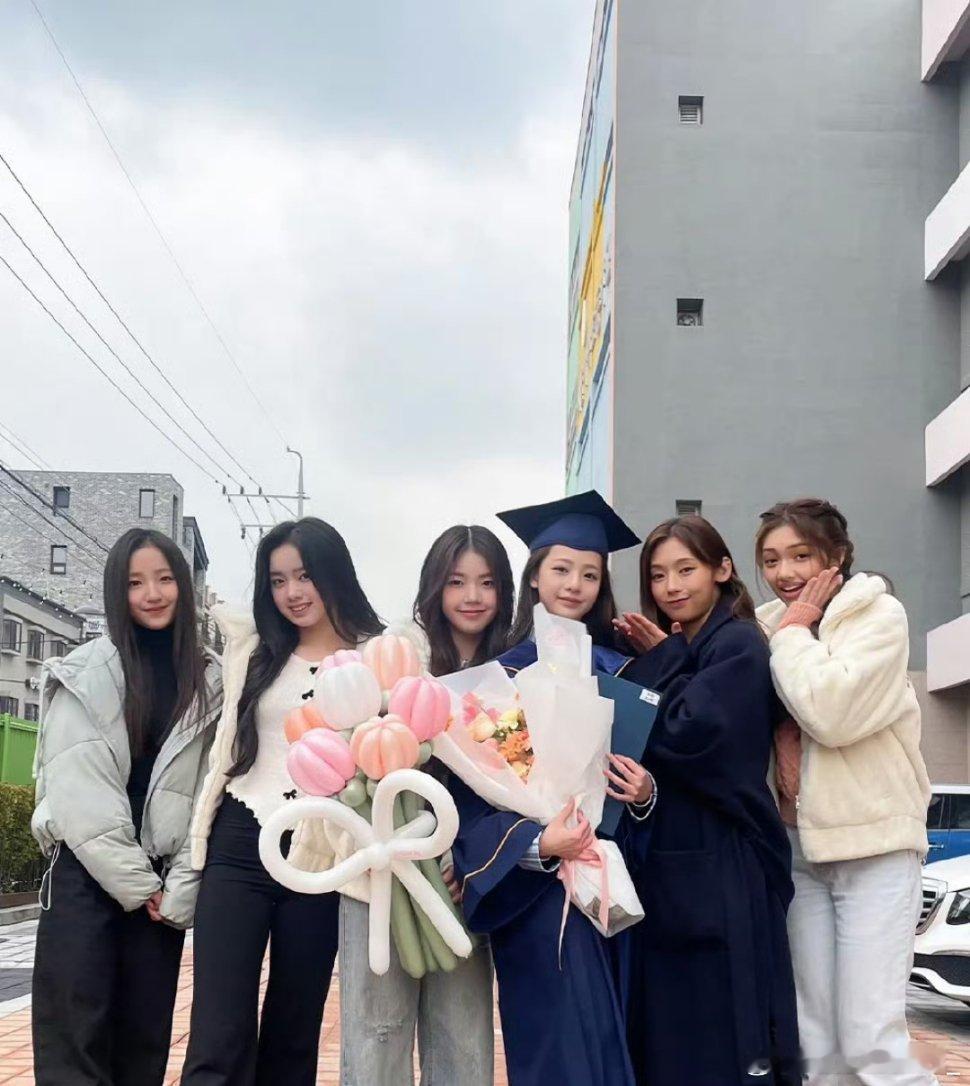 #韩女团成员拍摄中乳牙掉了#好离谱啊，这还是中文吗[晕][晕]才十三岁，三观都还