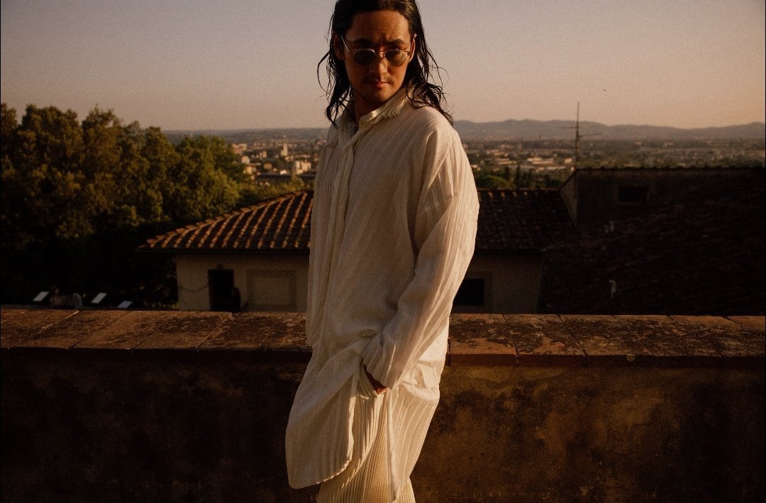 袁弘2025年的一组写真～“佛罗伦萨街角在佛罗伦萨迷路才是正经事—— 石板路分叉