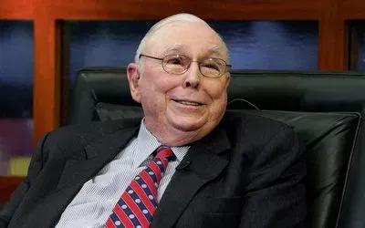 美国彻底慌了？世界亿万富豪查理·芒格：“美国过去的成功，很大程度上有中国人的贡献