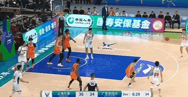 黄明依笑得很开心，替他感到高兴！上海男篮vs广东男篮cba俱乐部杯赛广东宏远