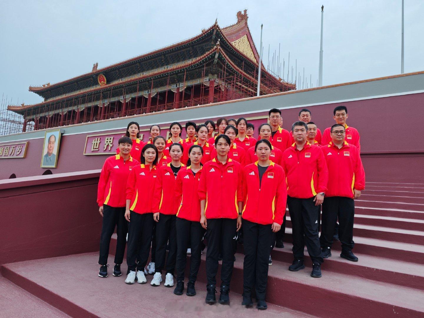 排球新闻中国女排观礼升旗5月22日清晨，正在北京集训的中国女排、U16国少女排和