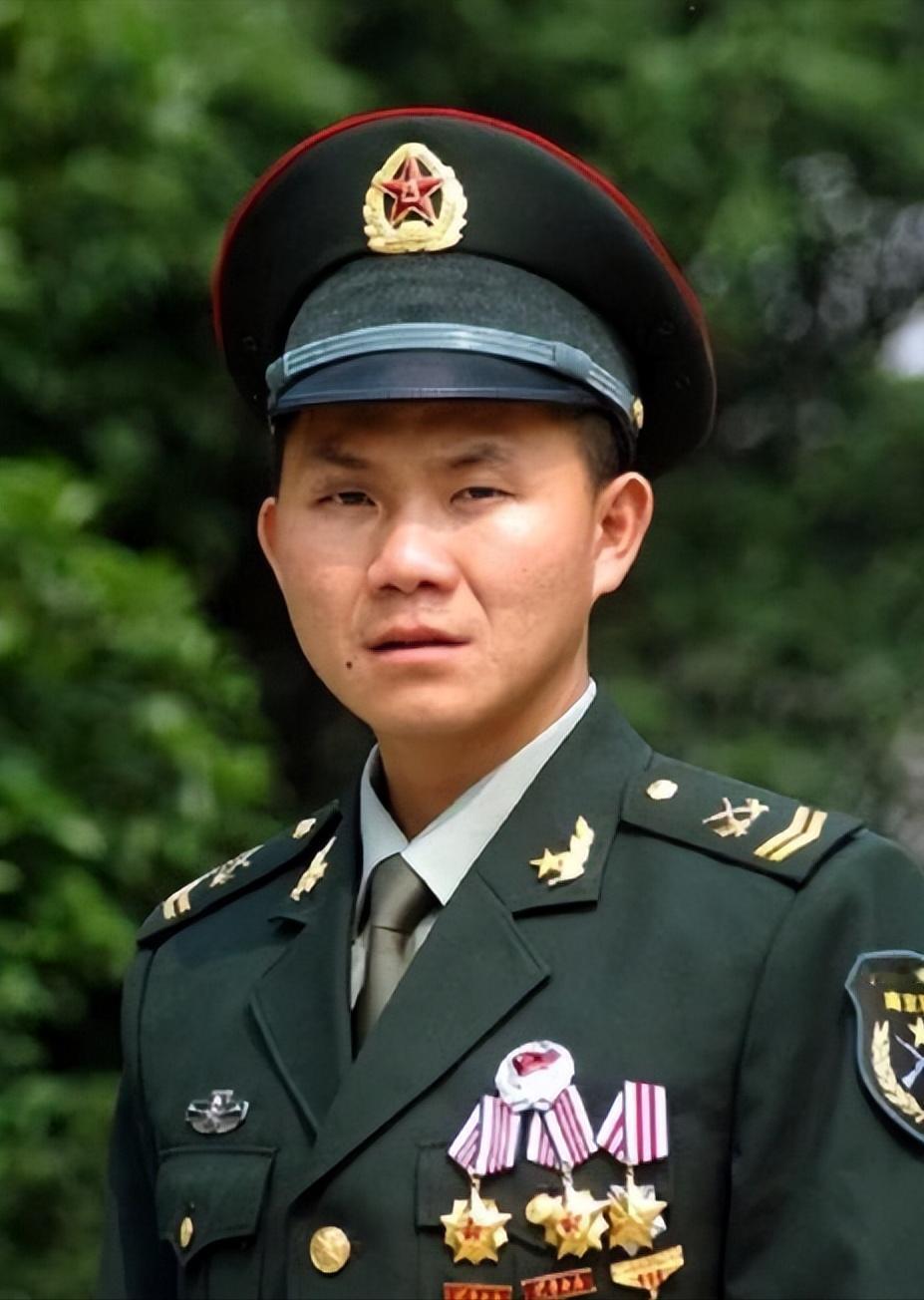 [微风]2007年，士兵卢加胜在训练时额头上的疤痕引起了军队政委的注意，在一系列