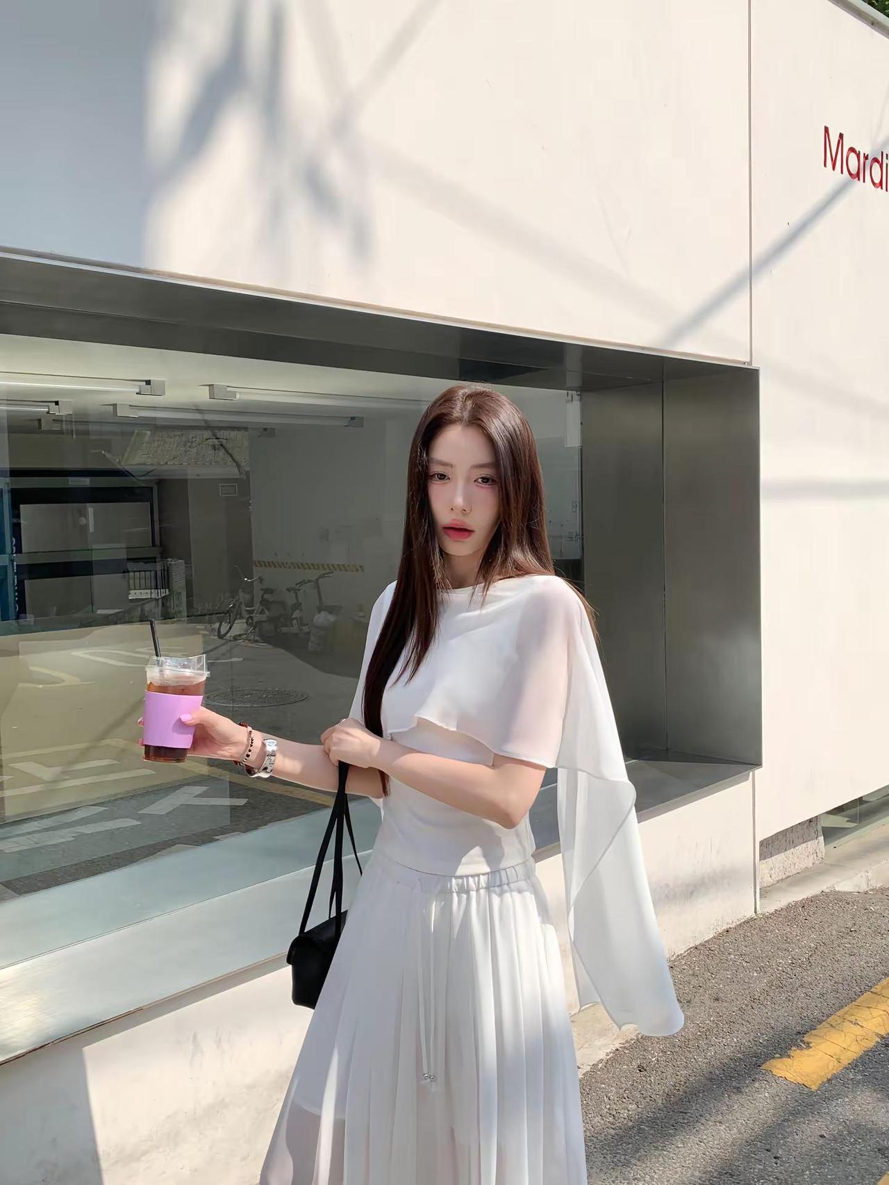 🎀上新 明亮的衣服是夏天的高光笔。新品预热中 服装上新日 穿搭日记 出游吸睛l