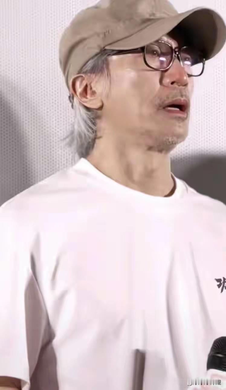 64岁的周星驰现身《功夫女足》杭州路演活动，现场见到徐娇时瞬间情绪动容，眼眶泛红