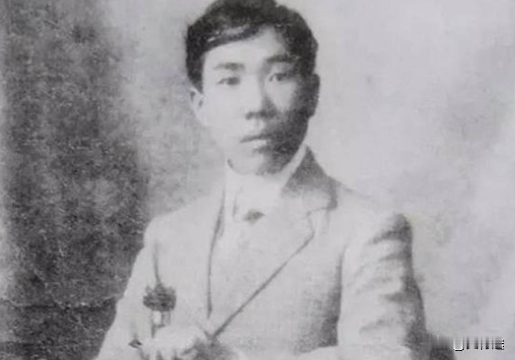 1918年5月2日，苏曼殊因暴饮暴食逝世，年仅35岁，死后在他枕头和床铺下发现很