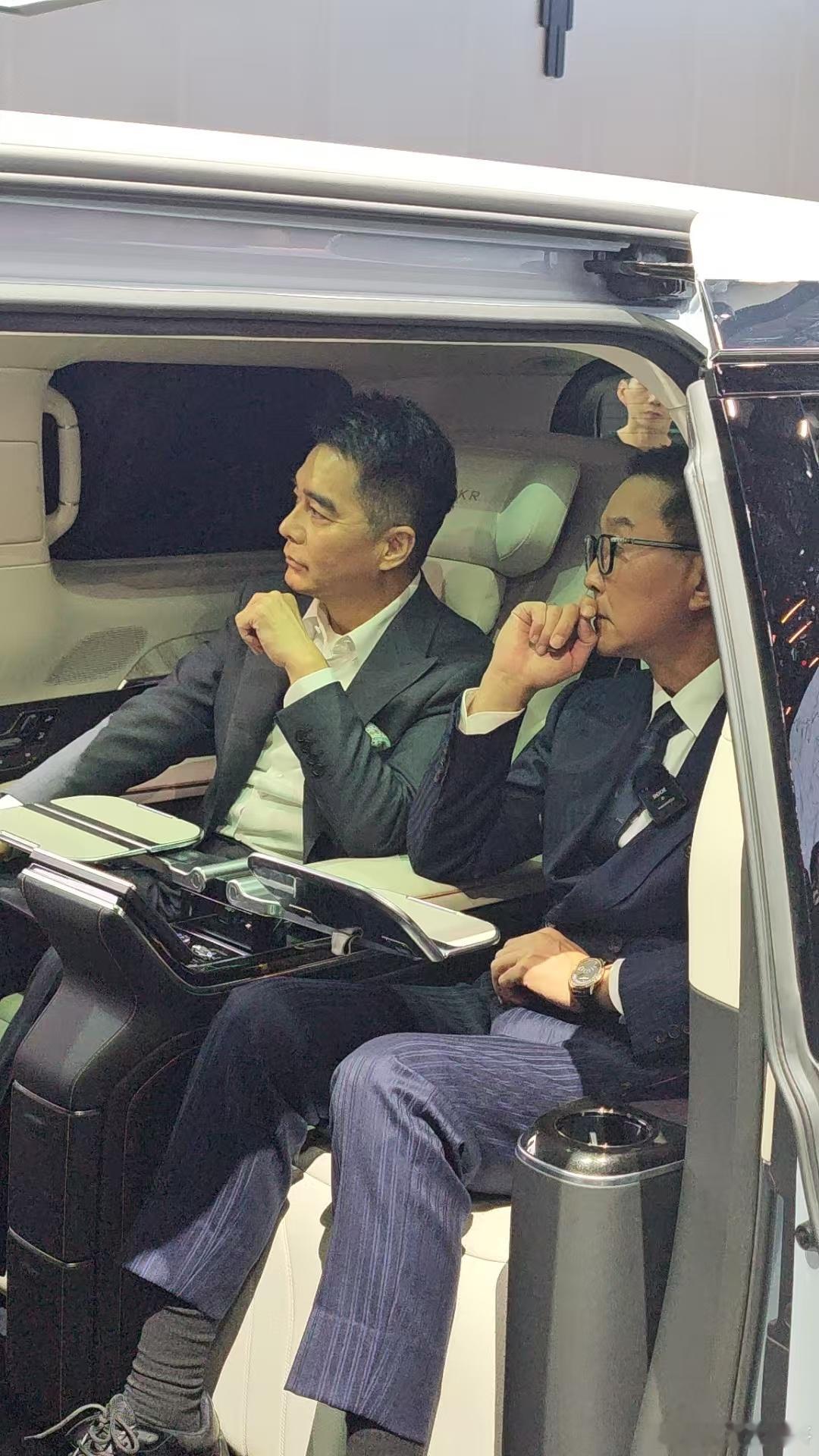  广州车展上，极氪009凭借明星与富豪的“自来水”式推荐成为焦点。老戏骨吴刚与许