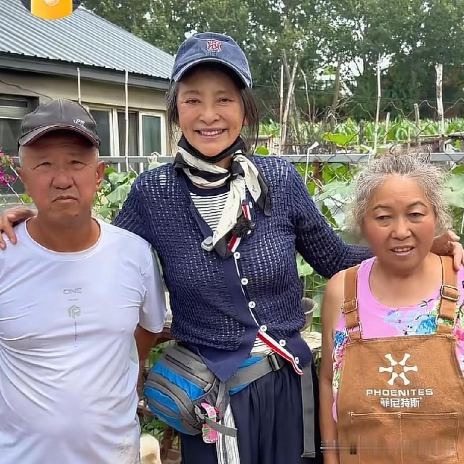 李勤勤前往沈阳出演话剧期间，专程去了当地的流浪狗养殖基地，拜访了基地的负责人徐阿