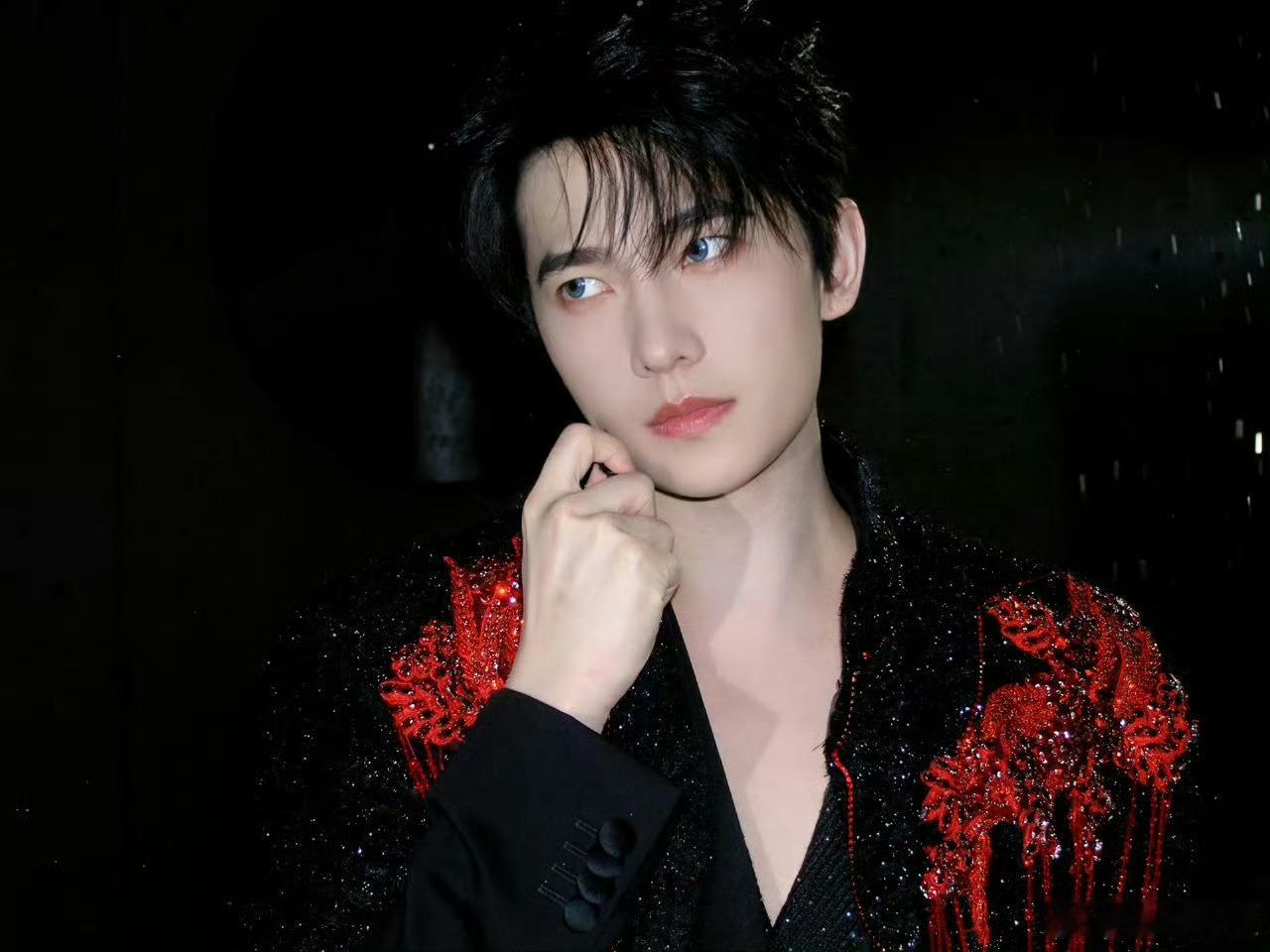 杨洋出神图只需要一束光杨洋跳出舒适区挑战暗黑风杨洋一袭红黑亮片外套，于明暗交汇处