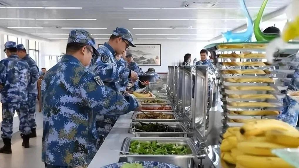 航母多难养？山东舰编制几千人，一天七顿饭，每天的伙食花费几十万，显然航母不愧是“