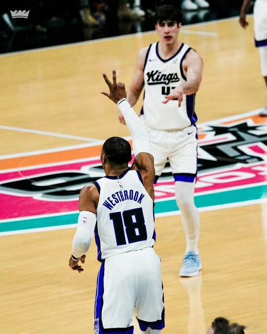 半场结束，国王65-73落后马刺，威少7分2篮板1助攻国王vs马刺