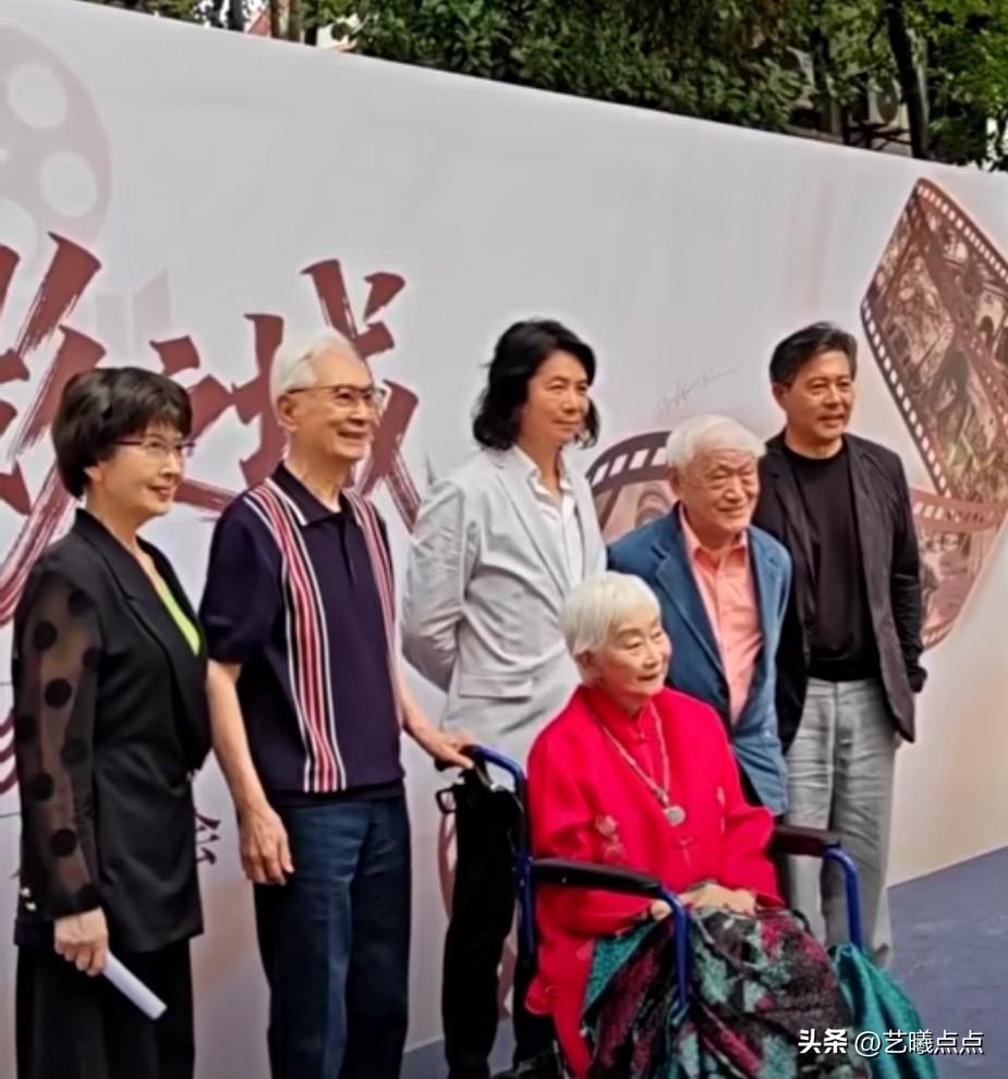 近日，百岁老人卢燕女士来到上影演员剧团，上影的老艺术家牛犇、梁波罗、吴海燕以及演