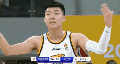 俞泽辰被吹违体后高举双手向现场球迷挑衅孙铭徽不能太狂妄，动不动就侮辱人。俞泽辰的