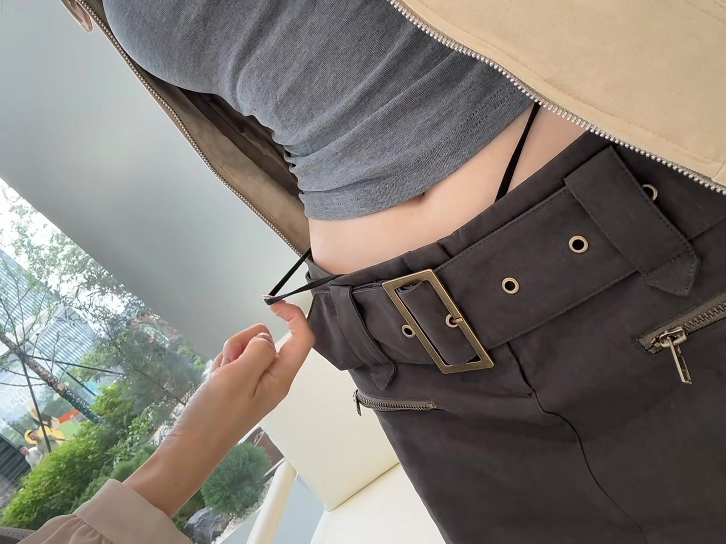 姐姐直接上手会不会有点太暖胃了 特别适合夏天露腰穿的丝袜呀～🤩 