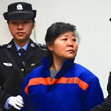 “被抛弃的婴儿既然都没人要，我为何不能拿来挣钱呢？”2014年，陕西产科主任张素
