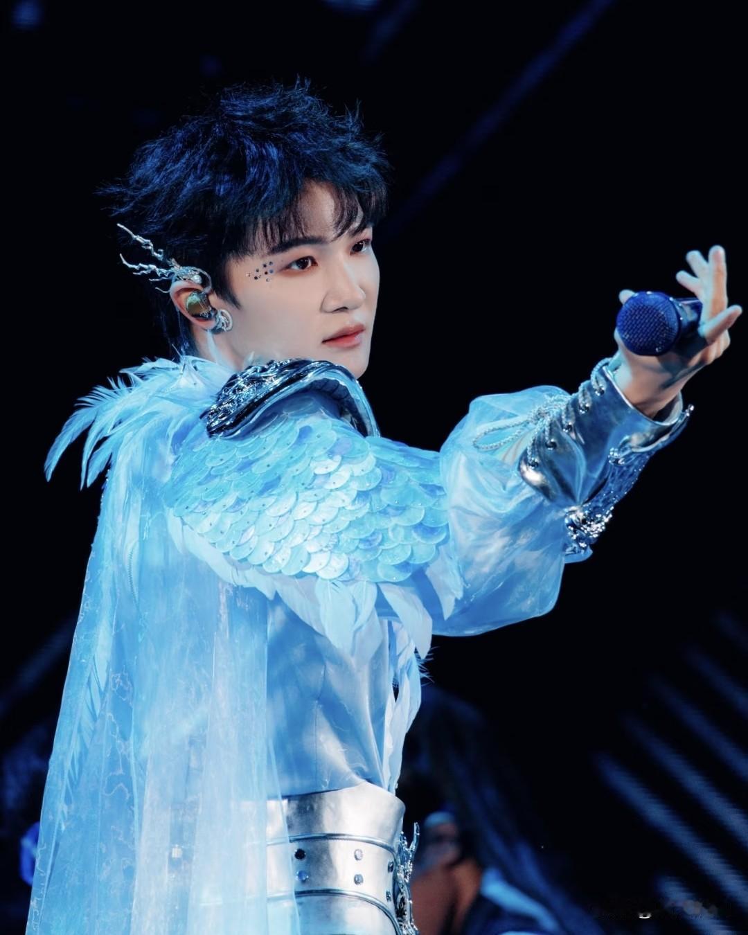 朋友吐槽周深：
有这功夫不如听女歌手唱歌！
我反手就甩给他《大鱼》现场版。

结