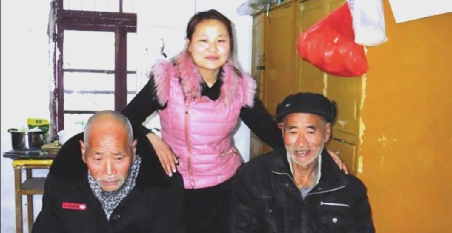 她出生起就被父母扔掉，放在村里一对光棍兄弟的家门口。兄弟俩把她养大了。三十年后，