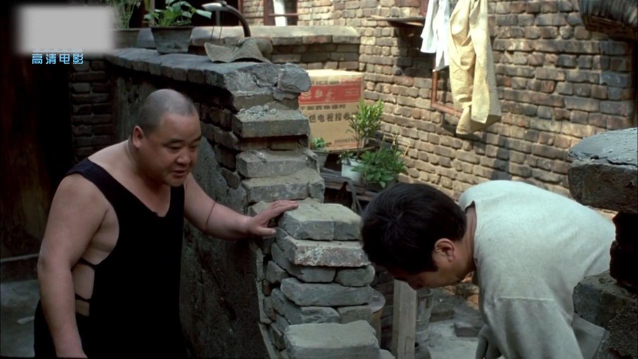 我能关心北京胡同大爷的住房问题么？——
网上视频：有人采访北京胡同一位大爷，老人