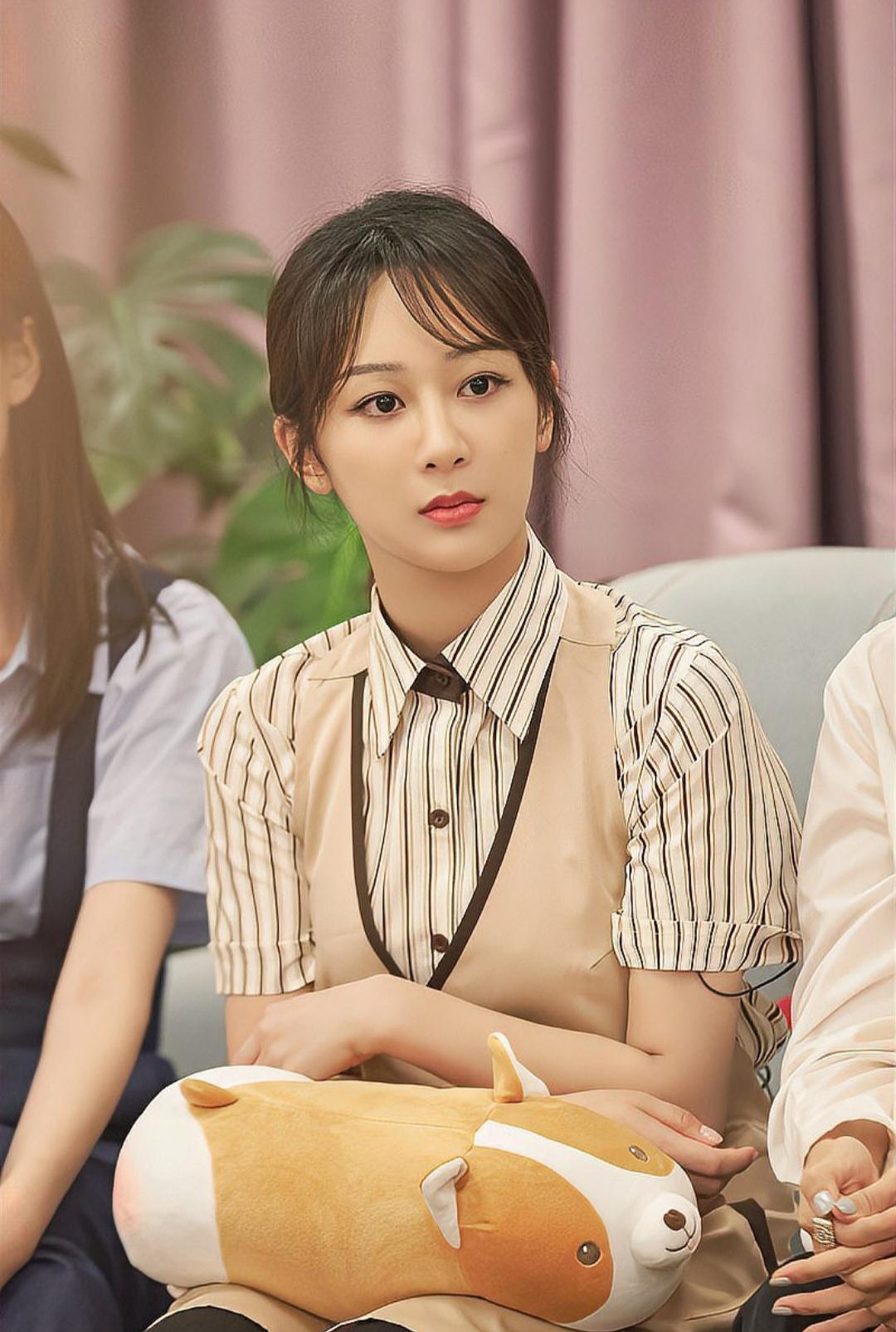 杨紫是否真正具备“大花”气质？她在2026年微博之夜的惊艳亮相给出了答案。
杨紫