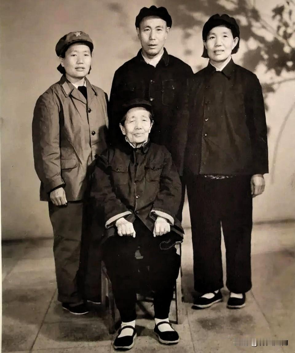 百岁女红军杨金莲（1875—1977）
 
杨金莲，藏名板登卓，四川阿坝藏族女红