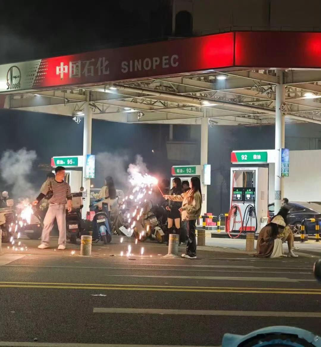 司晓迪司晓迪，网名“糯唧小肉”，一位从颜值博主变身“娱乐圈纪律委员”的网红。她最