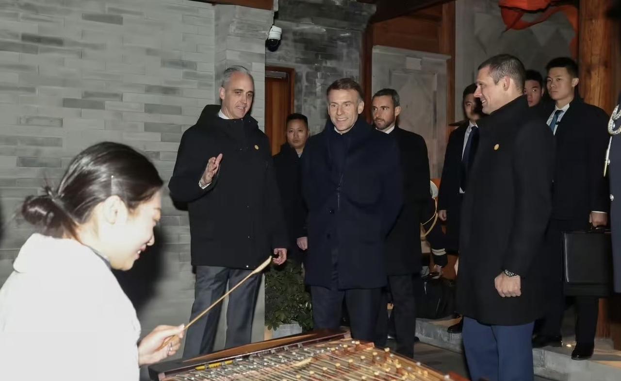 马克龙夫妇到访燕园，似乎对一切都表现的很有兴趣。燕园是在曾经的燕京大学基础上发展