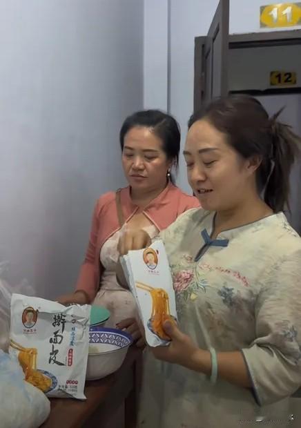 二胖不直播了？别急着替他惋惜，人家这叫换条赛道接着跑。

国内镜头前使劲，流量却