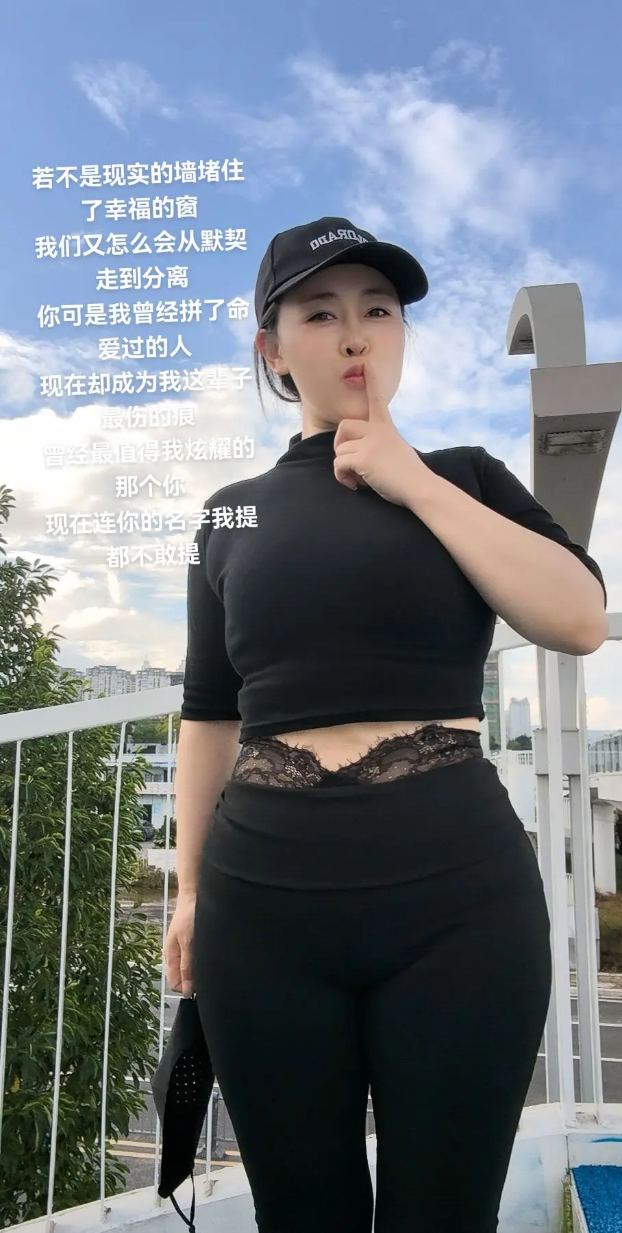 若不是现实的墙，堵住了幸福的窗，我们又怎会从默契走到分离。
