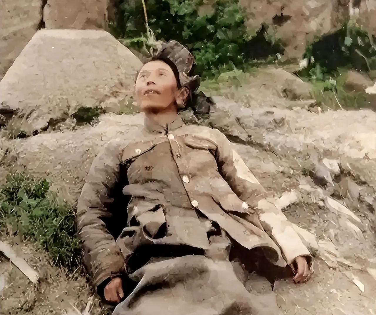 46年，国军师长戴之奇饮弹自尽后镜头，躺在土堆上，军帽掉落一旁。1946年，国军