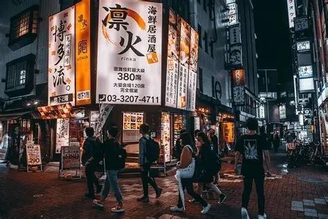 日本街头年轻女性卖淫问题愈发严峻！19岁女孩日接待3至4人，卖身钱还得拿来养家糊