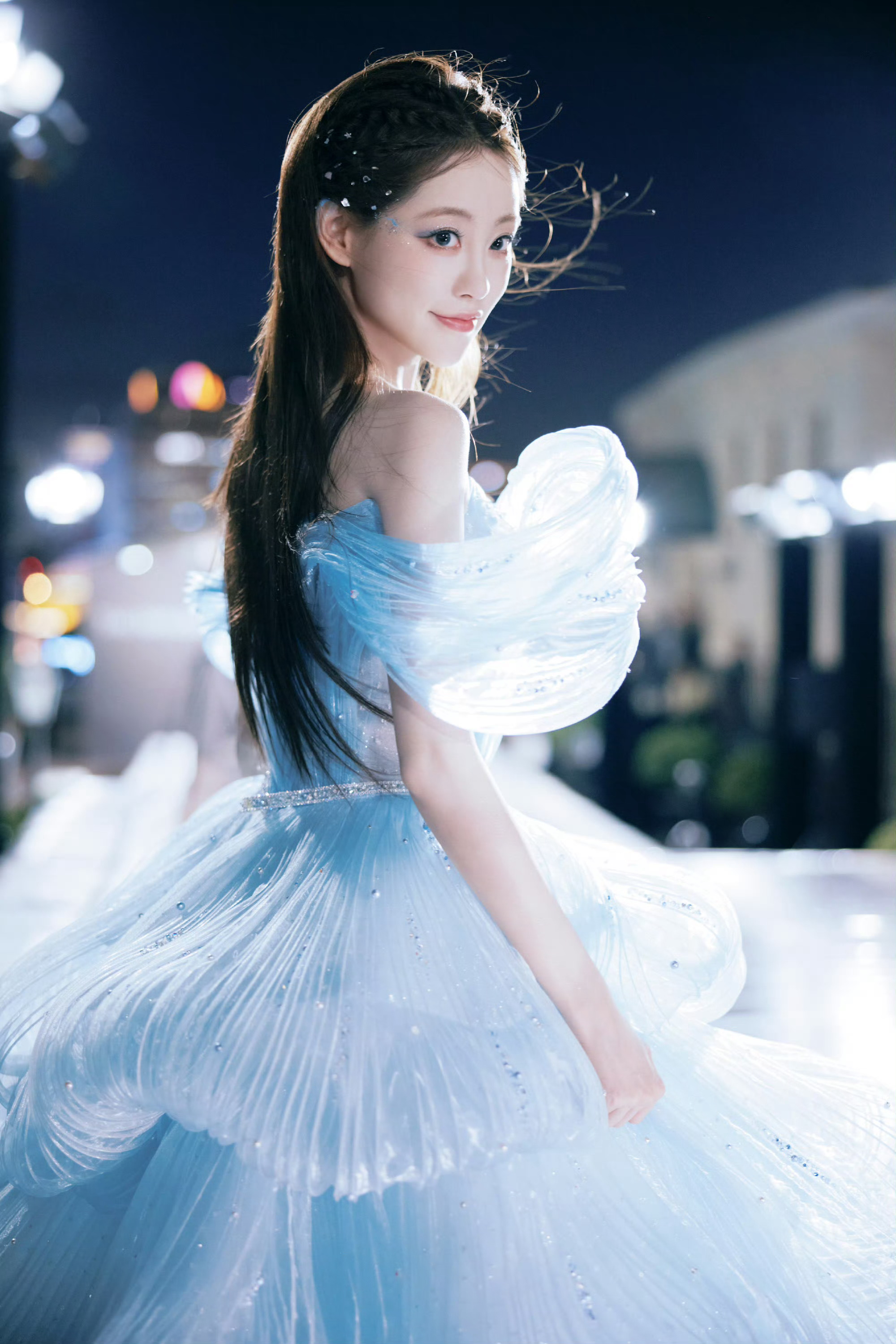 蓝色祝绪丹好美，好喜欢这几张[抱一抱]！这什么女王视角！[哇][哇] ​​​
