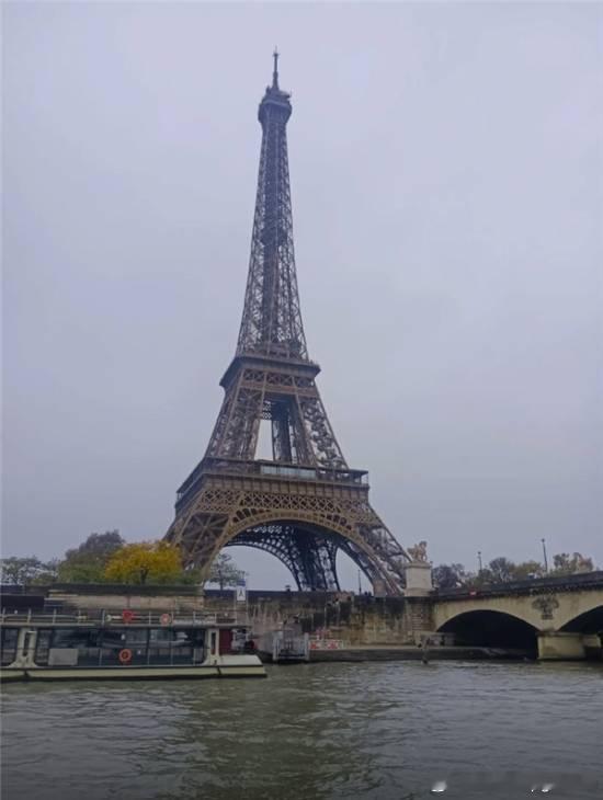 大爷拍的“素颜巴黎”火了，网友：大爷玩一趟 法国文旅一年白干近日，一位到法国巴黎