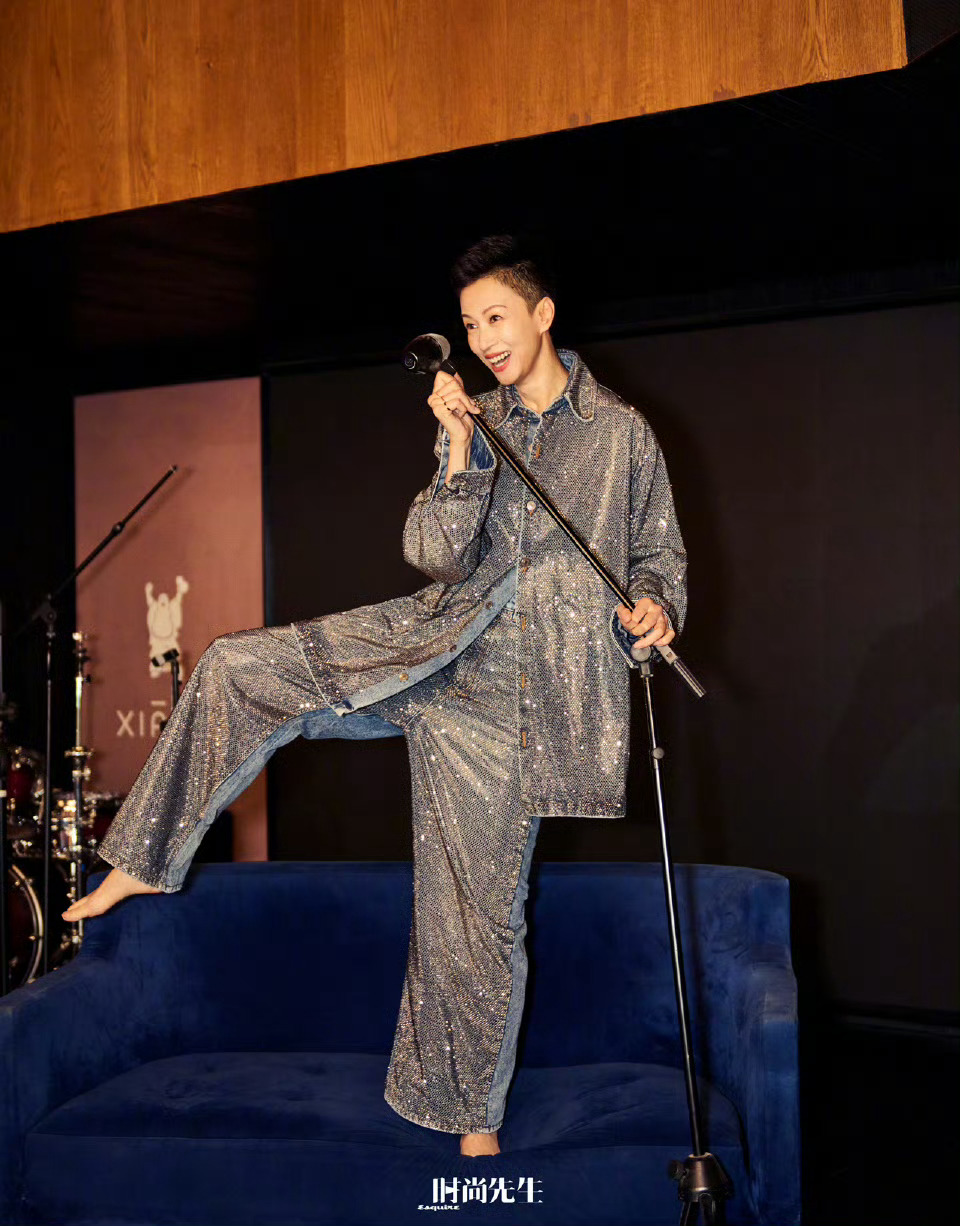 50 岁重返巴黎时装周的毕方杰距离第一次走上 T 型台，已经过去了 33 年 