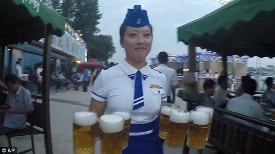 如果你是服务员.你会端上几杯啤酒?看看这个朝鲜服务员拿了几个？