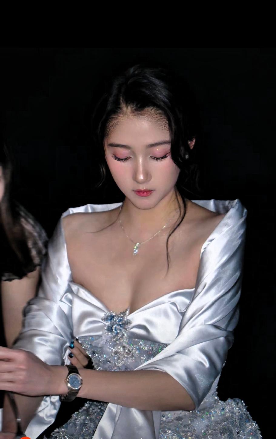 真的是太美了！
刚刚刷到关晓彤的几组图片，真的是太好看了，身材太好了！有网友称：