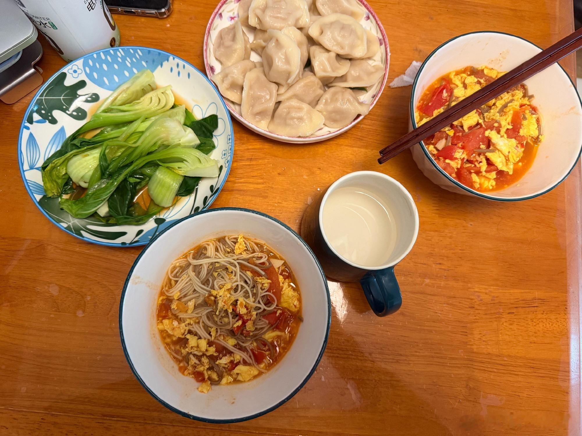 🔻西红柿鸡蛋面条+荞麦面（挂面），配番茄炒蛋、速冻饺子、白灼菜。🔻怎么讲？单