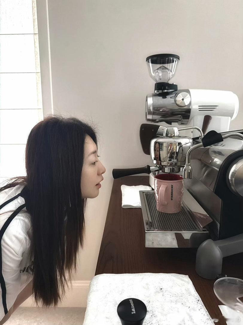 李小冉晒立秋第一杯咖啡别人立秋晒精致仪式感，李小冉晒一手“抽象派”咖啡拉花。不刻