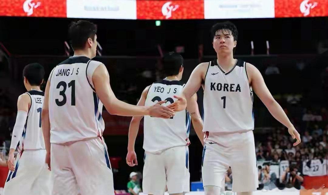 韩国篮协彻底“尴尬”！韩国男篮吊打东道主日本！终于懂了：他们打球真的是为了“逃兵