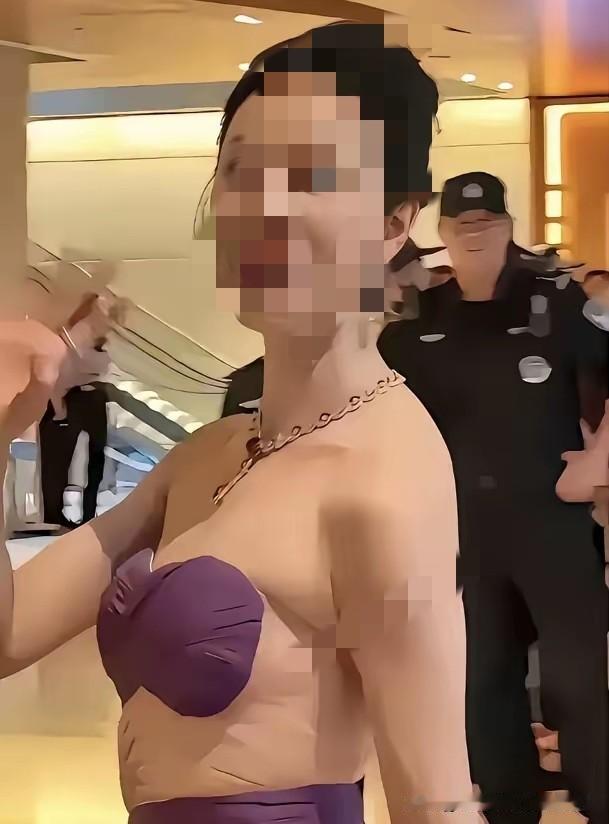 为什么明星们都喜欢穿如此清凉的衣服呢？有的大冬天参加演出、活动啥的，也穿的少之甚