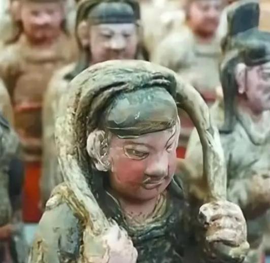 2007年，焦作一村居民为“自证”祖坟有700年历史，不惜开掘坟墓，没想到，刚开