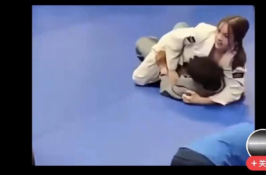 男女柔道比赛，
男的居然没打得过女的，
这怎么可能，
这个男的还是太年轻，
轻轻