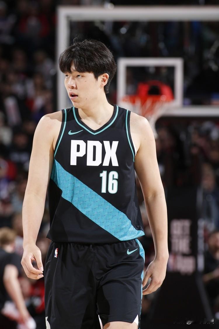 杨瀚森3佳球，中国巨塔狂砍2分让芝加哥颤抖！

第一球：禁区华尔兹！杨瀚森低位教