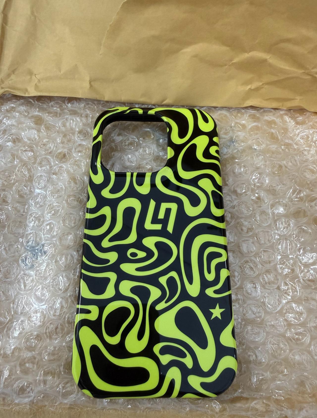 孝到手机壳啦🐸💚全包有磁吸而且壳还挺厚的不妄等了快三周😭🤲🏻（虽然有点