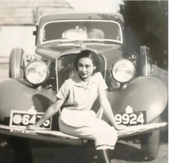 胡蝶年轻的时候，是非常时髦的，照片中的她，坐在这台汽车的前面，不知道这是在给汽车
