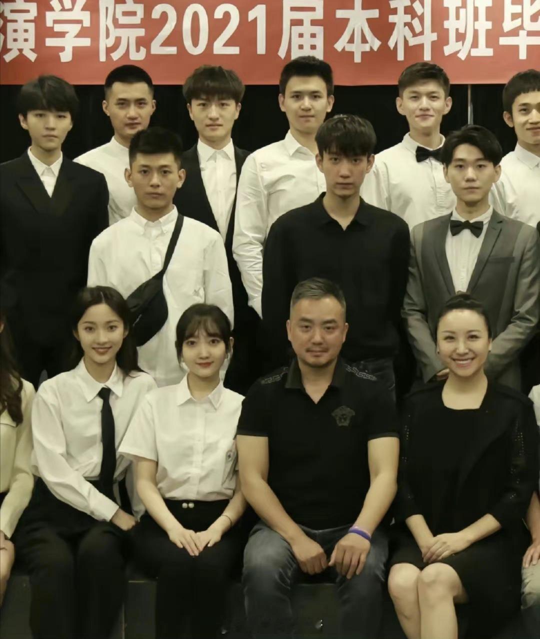 王俊凯和王子奇竟然是同班同学，网友辣评可真是拴q[允悲] ​​​